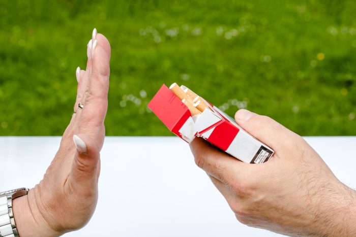Kuřáci utratí za cigarety ročně přes 20 tisíc.